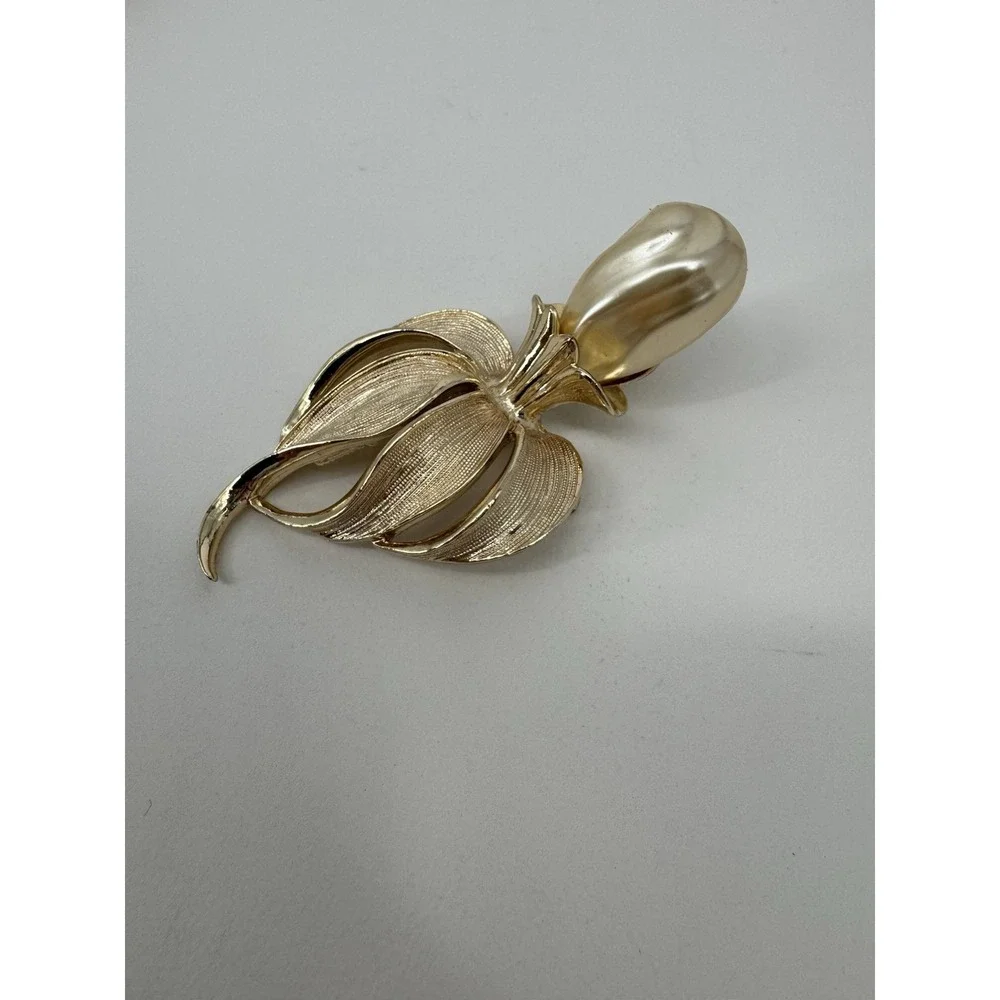 Vintage Gold Tone Floral Brooch Mid Century Faux Pearl Sarah Coventry 60's